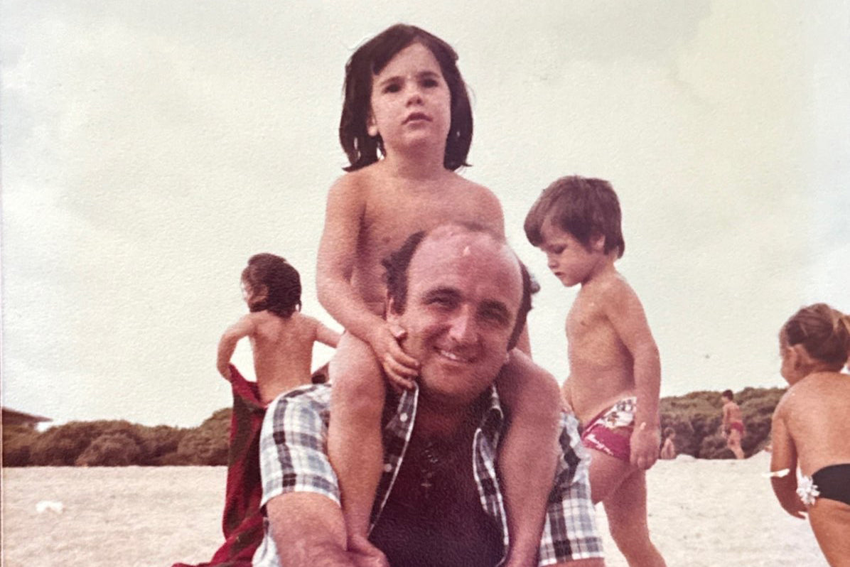 Cristina Ester fundadora de SHIWEED de pequeña con su padre